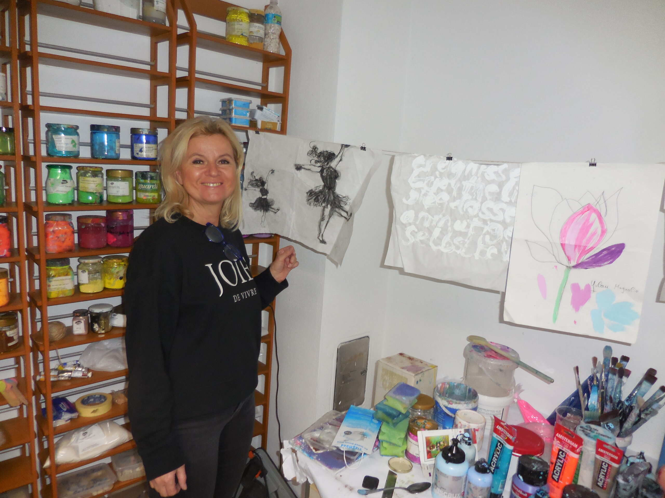 Die Künstlerin Petra Rosenberger in ihrem Atelier