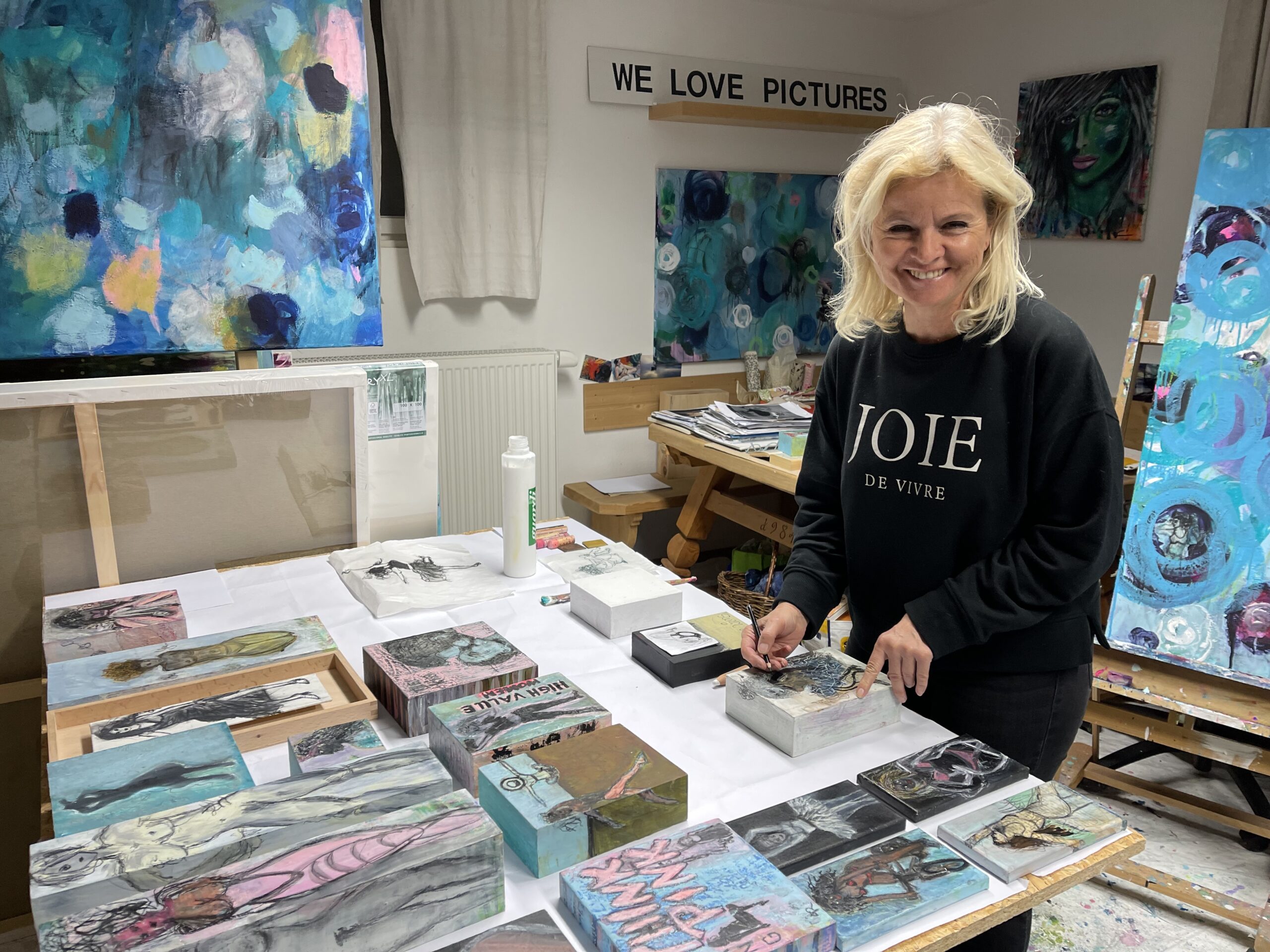 Die Künstlerin Petra Rosenberger in ihrem Atelier